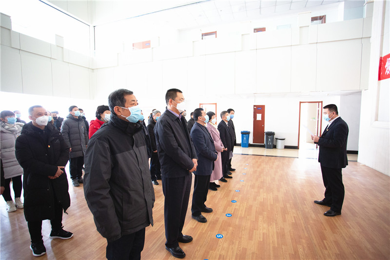 局党组书记,局长张祖玲授旗并作动员讲话,党组成员,二级调研员于仁山