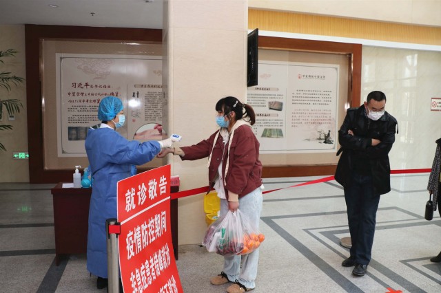 对每一位进入门诊楼的市民进行测温,登记,体温正常方可进入门诊区候诊