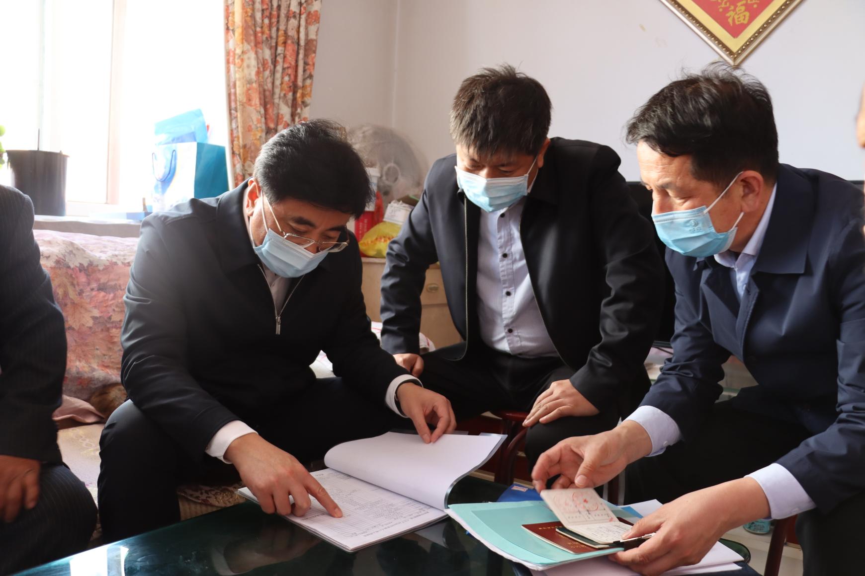 5月12日,市委书记李胜刚对我市脱贫攻坚和矿山复绿工作进行专题调研.