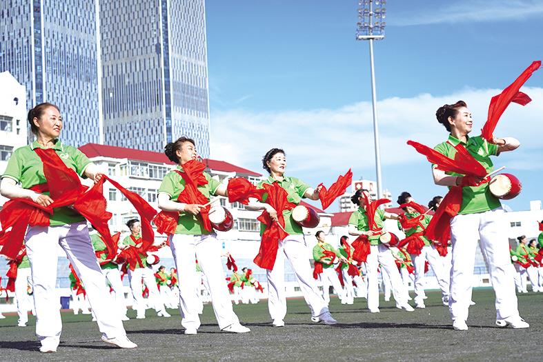 烟台市举办全国老年人广场舞大联动活动.jpg