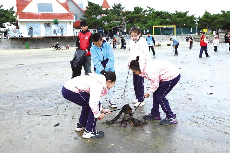 300余名志愿者净滩护岸 共同守护烟台美丽海岸线.jpg