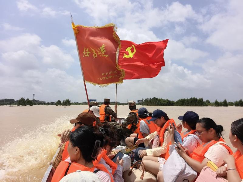 龙口乡亲寄赠物资慰问广西“任常伦连”抢险官兵3.jpg