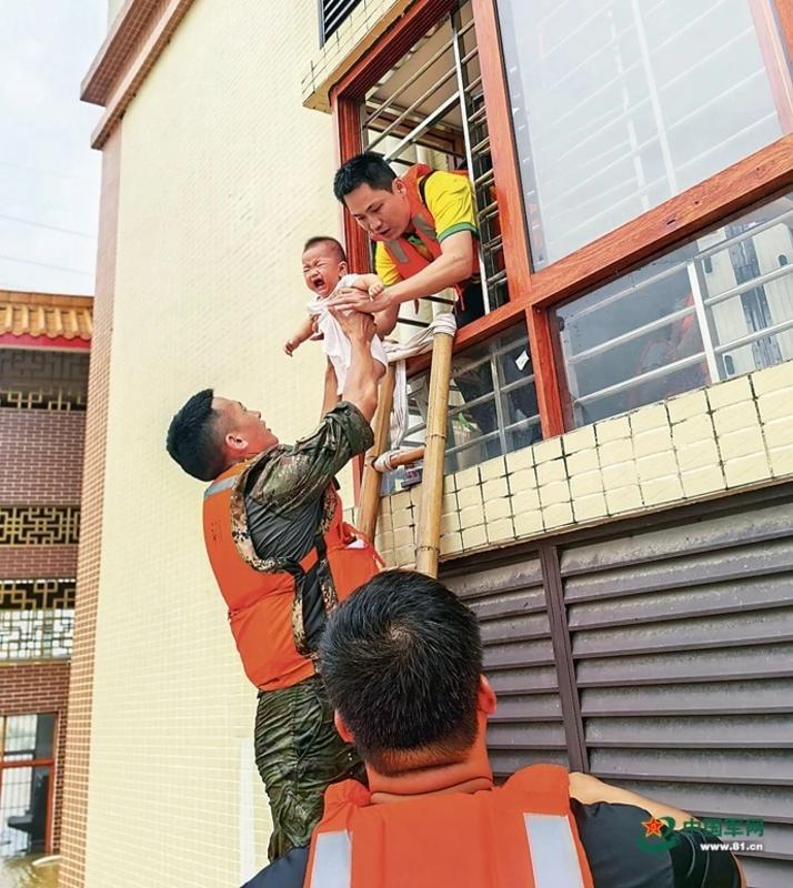 龙口乡亲寄赠物资慰问广西“任常伦连”抢险官兵2.jpg