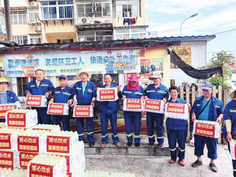 芝罘区多方联动慰问户外一线工作者 撑起夏日“清凉伞”.jpg