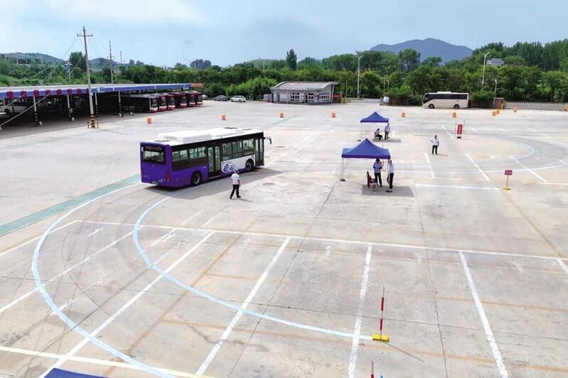 公交车驾驶员竞技展示真功夫.jpg