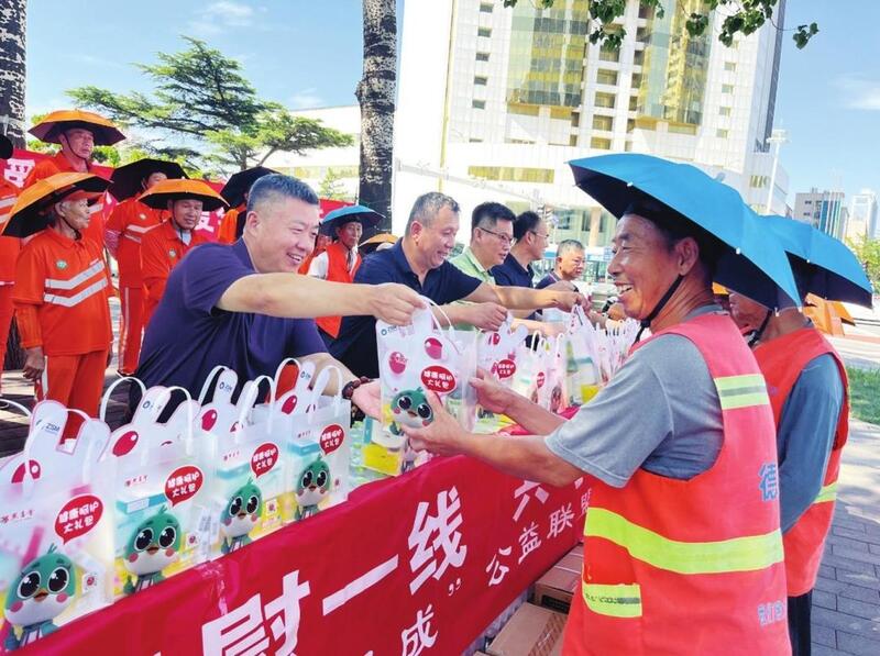 烟台市慈善总会联动多方单位开展关爱环卫工人公益慰问活动.jpg