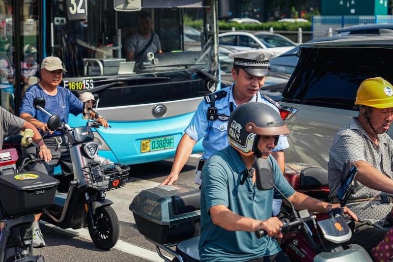 交警烈日下守护市民平安出行.jpg