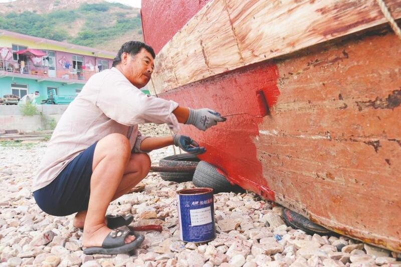 长岛大钦岛乡开海在即 渔家修船补网忙.jpg