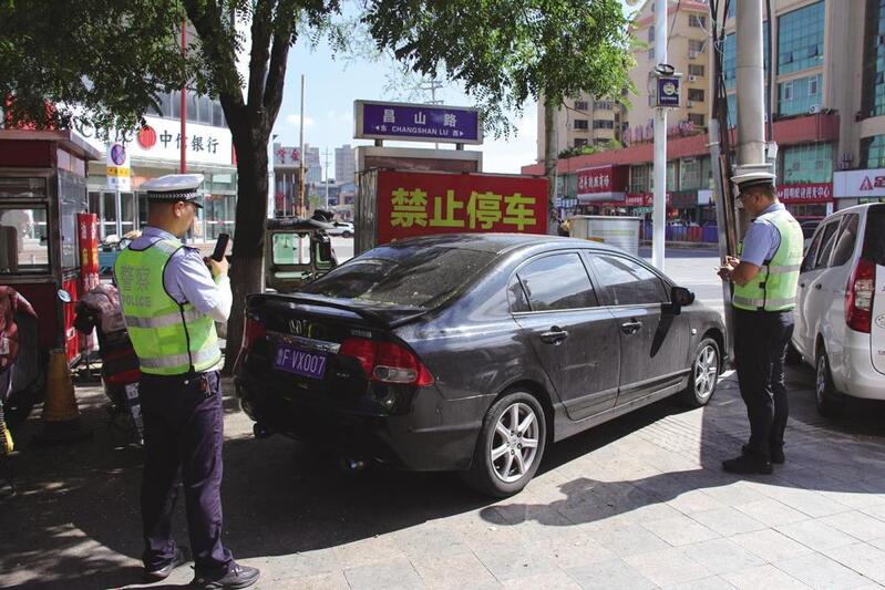烟台交警专项治理 “任性停车”.jpg
