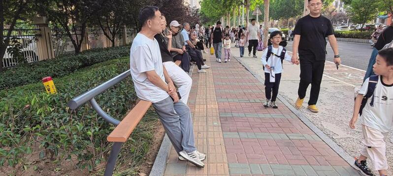 港城五所学校加装“一根杆”便民长椅.jpg
