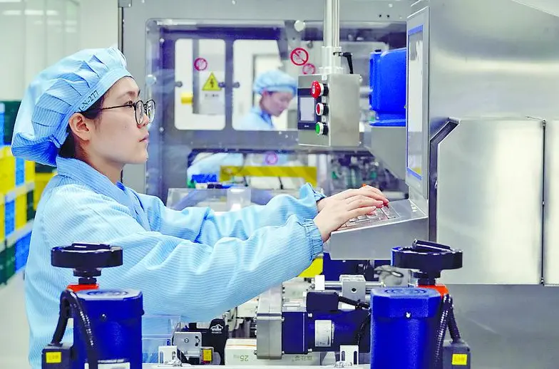 在博安生物，工作人员正在生产药品
