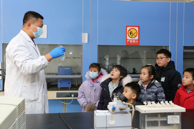图为：工程师进行模拟实验展示 尹日顺摄