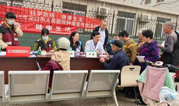 一群人在桌子前 AI 生成的内容可能不正确。