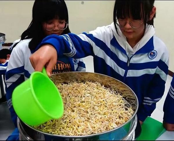 学生在淋水